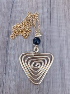 Collana triangolo con pietra nera in ceramica