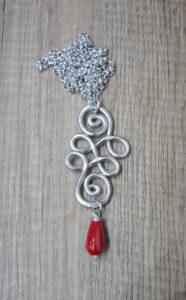 Collana artigianale doppia spirale con pietra rossa in ceramica