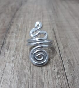 Anello artigianale in alluminio spirale e serpentina martellato