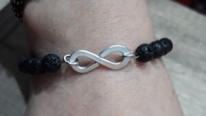 Bracciale artigianale unisex con infinito e pietra lavica 6mm